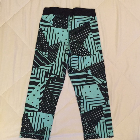 Nike Pro Women’s Dri-Fit Compression Capris - Picture 3 of 3